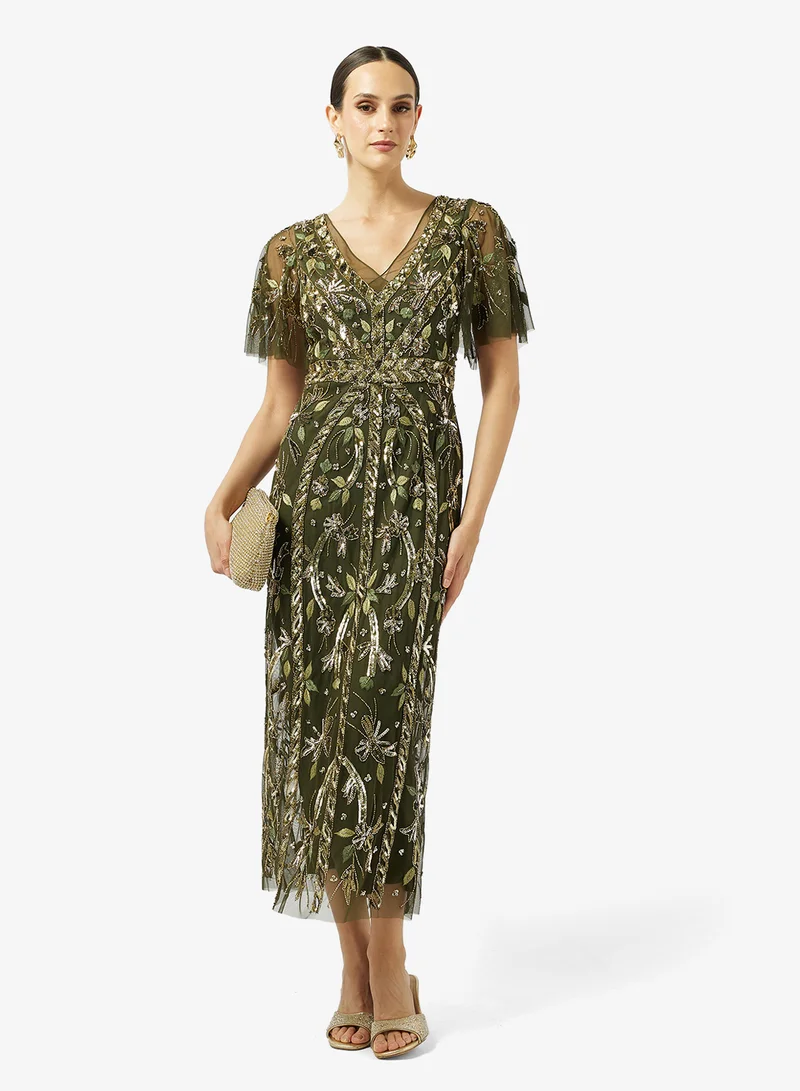 ادريانا بابيل فستان ماكسي بتفاصيل شبكية وياقة على شكل حرف